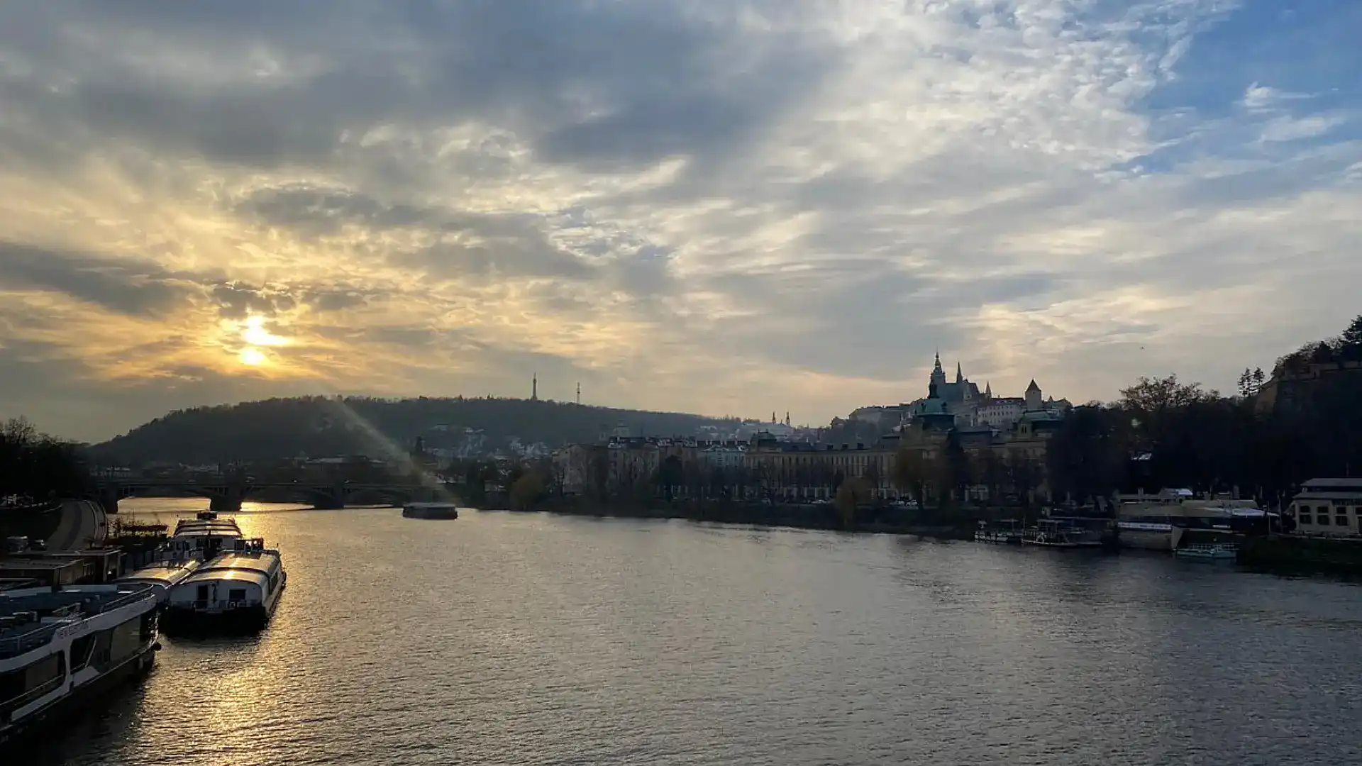 Jachta na Vltavě za soumraku