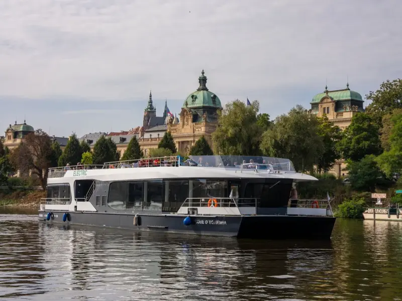 Jachta na Vltavě s výhledem na Pražský hrad